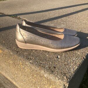 Easy Spirit golden flats